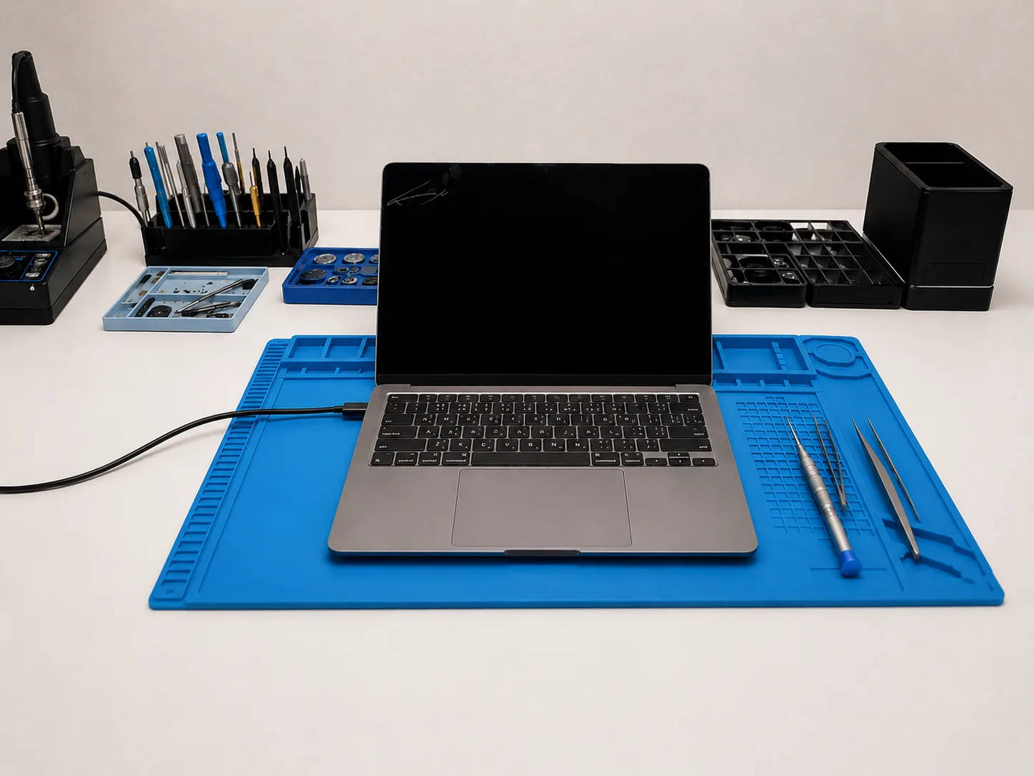 Розбитий екран MacBook Air 13 до заміни дисплея