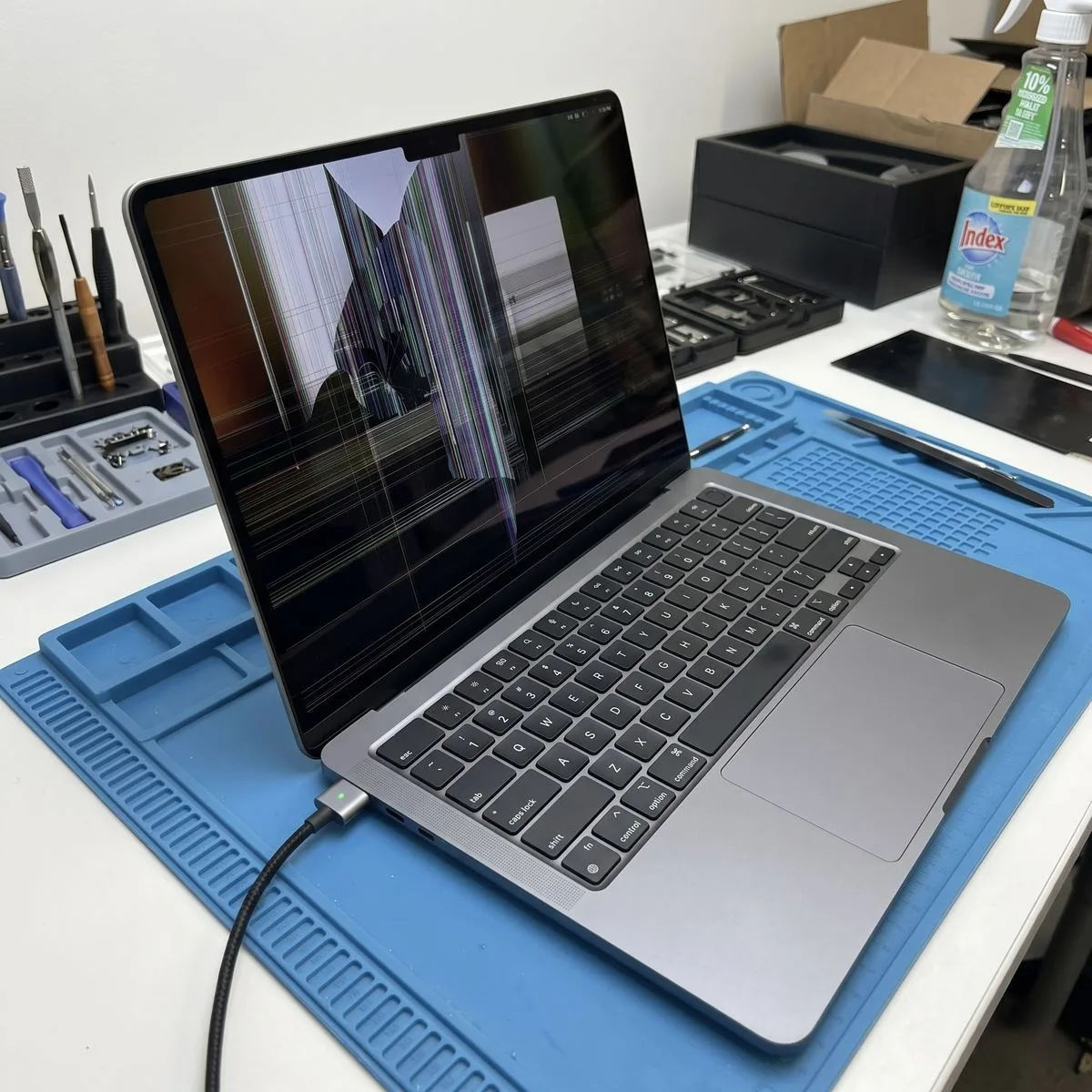Розбитий екран MacBook Pro A2779 до заміни матриці